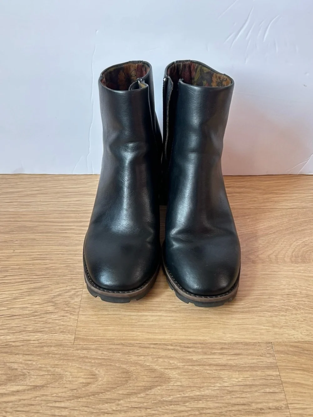 Korks Black Leather Ankle Boots Block Heel Zip Lug Sole Comfort size 6 M